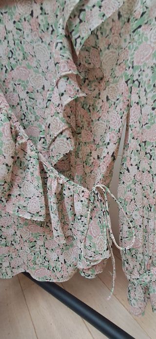 Blusa floral con volantes