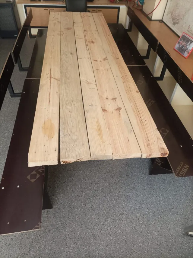 Mesa merendero con 4 bancos.