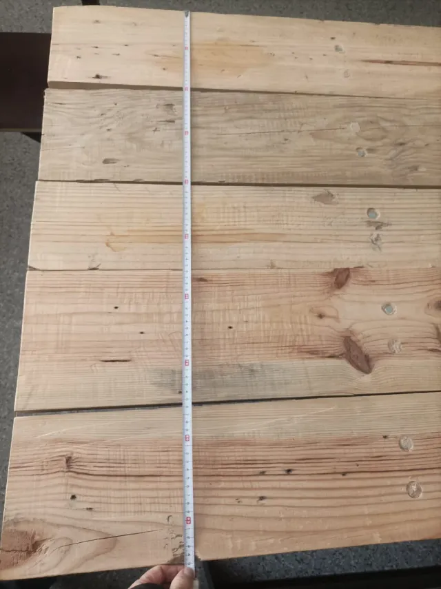 Mesa merendero con 4 bancos.