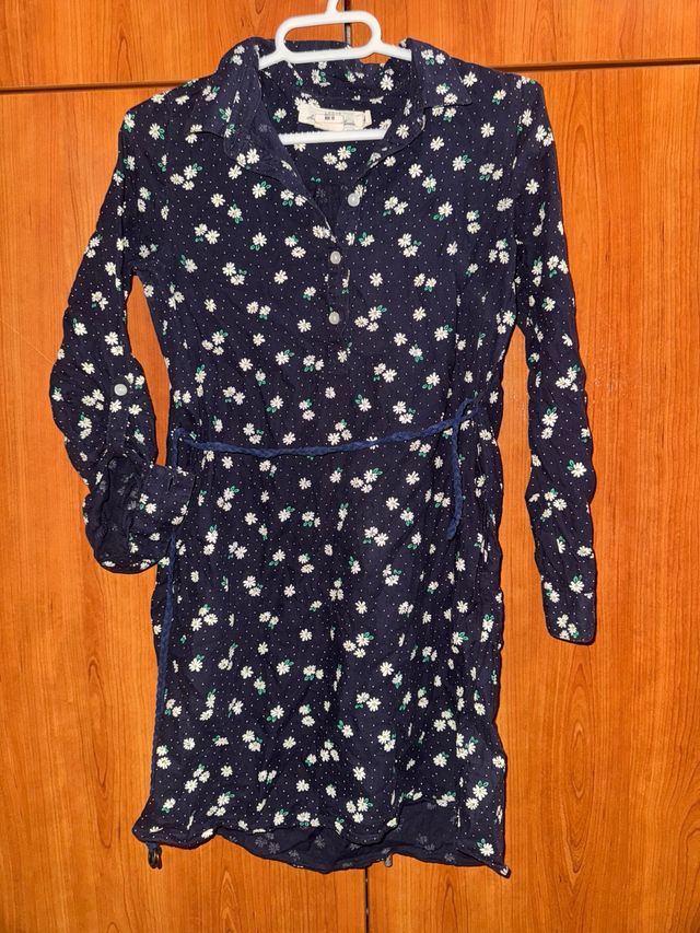 Vestido H&M azul marino con flores blancas