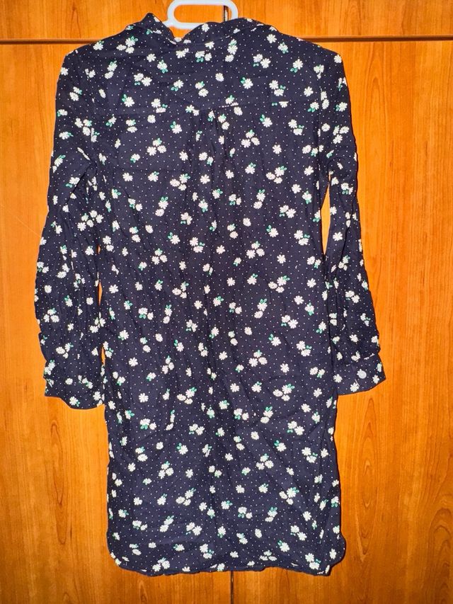 Vestido H&M azul marino con flores blancas