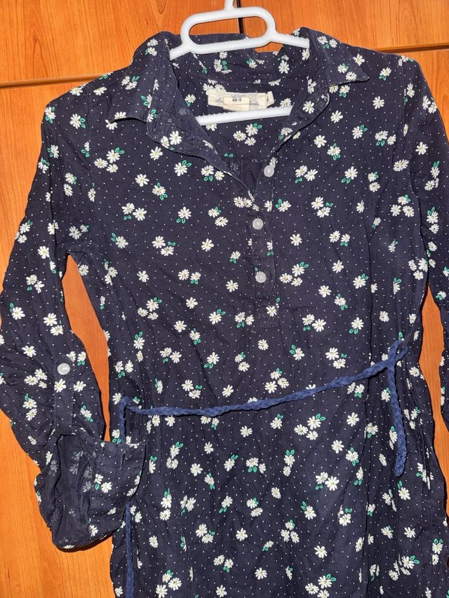 Vestido H&M azul marino con flores blancas