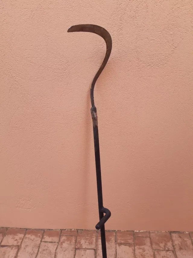 Antico attrezzo agricolo in metallo