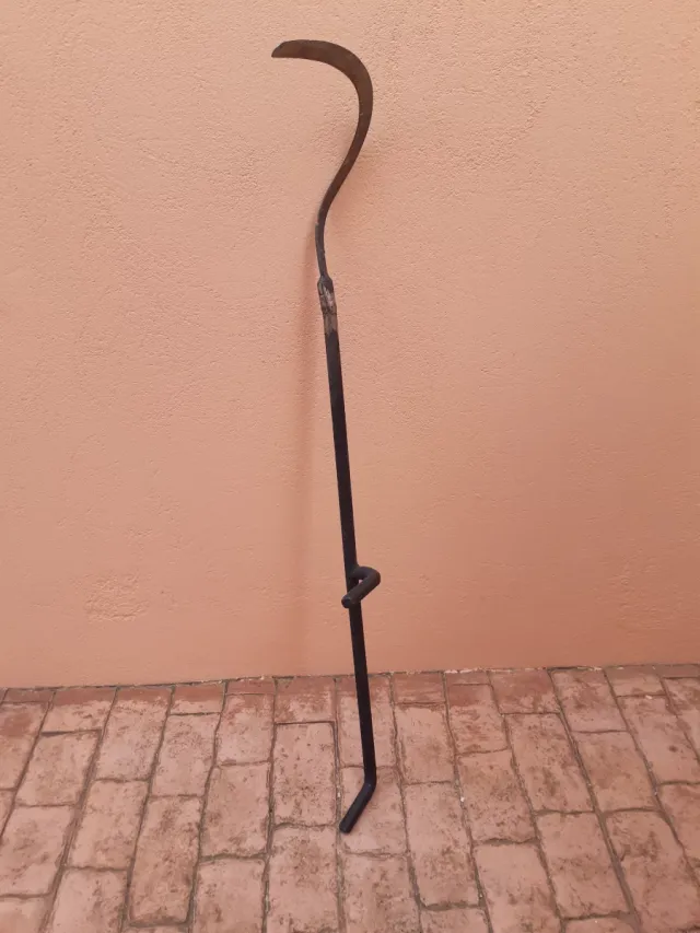 Antico attrezzo agricolo in metallo