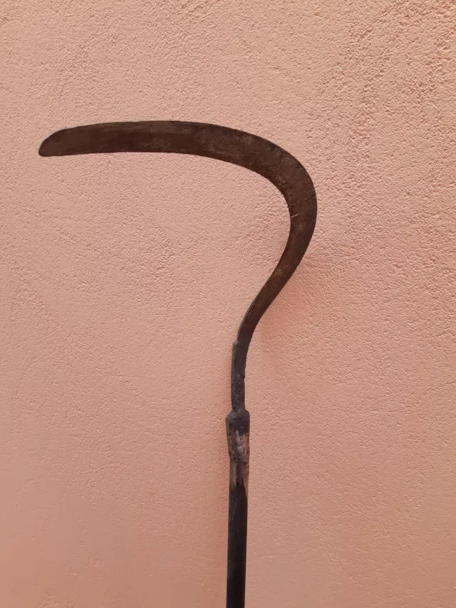 Antico attrezzo agricolo in metallo