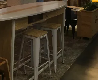 2 juegos  de Mesa alta tabla surf + 4 taburetes