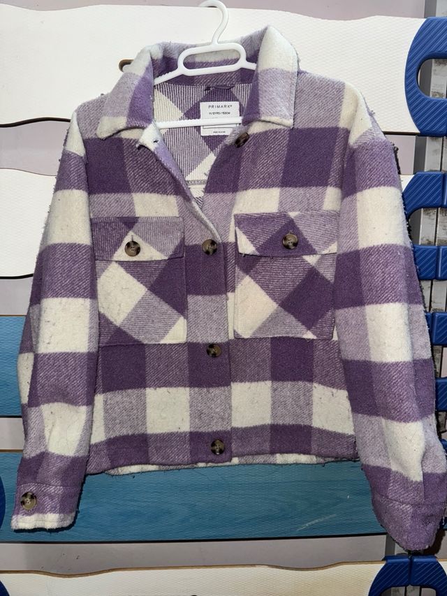 Chaqueta cuadros morada y blanca