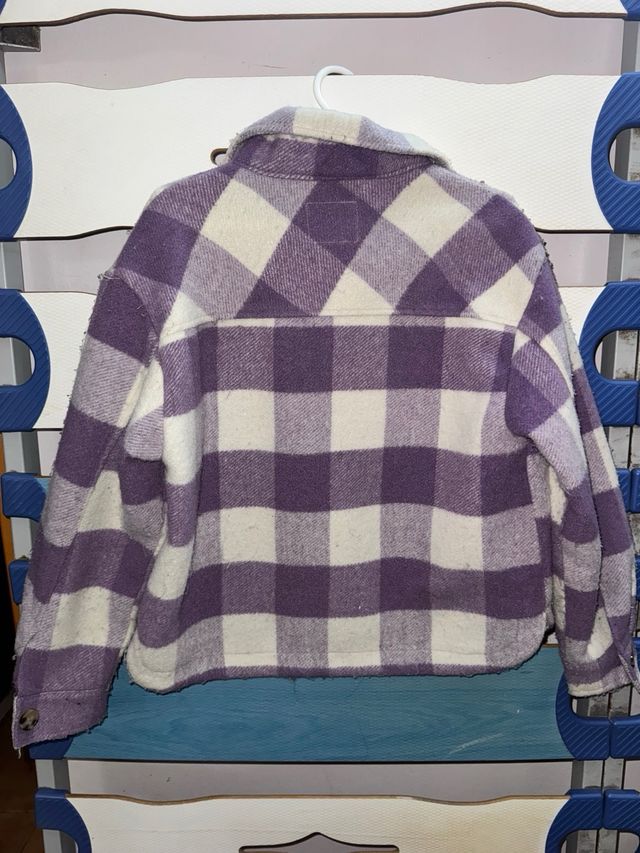 Chaqueta cuadros morada y blanca