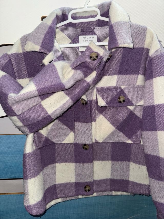 Chaqueta cuadros morada y blanca