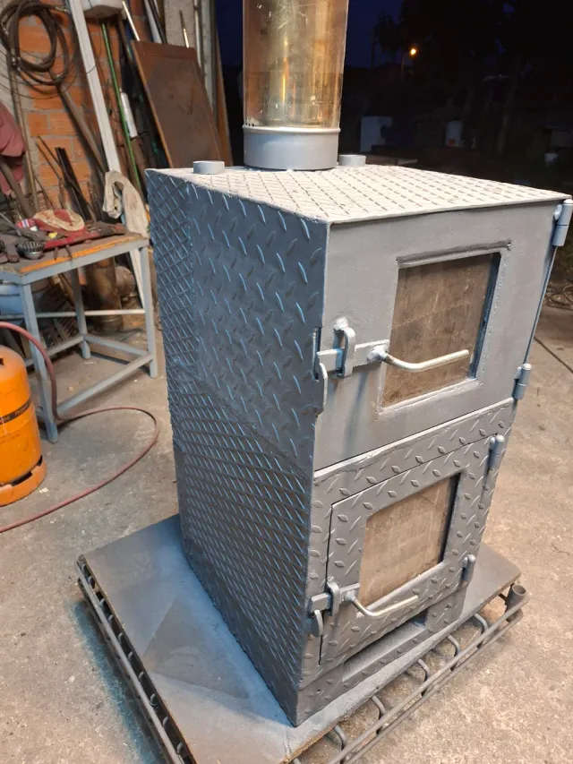 Estufa de leña metálica con puertas de cristal