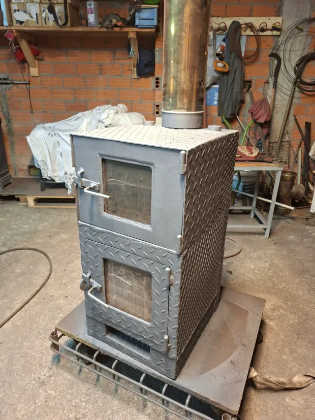 Estufa de leña metálica con puertas de cristal