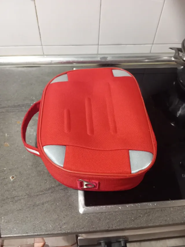 Neceser de viaje rojo y plateado