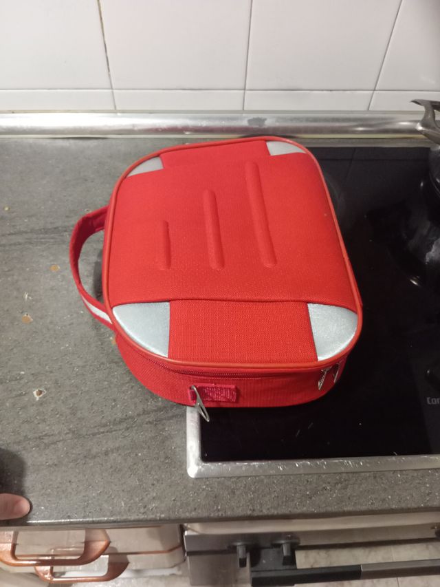 Neceser de viaje rojo y plateado