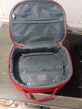 Neceser de viaje rojo y plateado