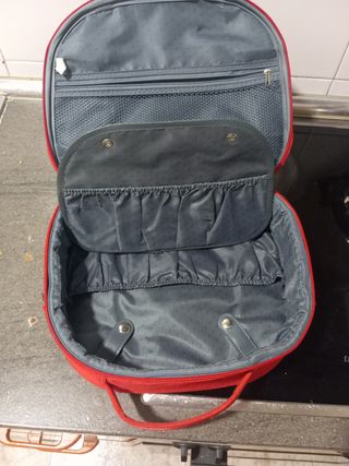 Neceser de viaje rojo y plateado