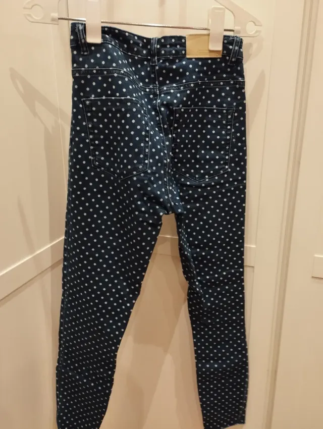 Pantalón vaquero lunares Stradivarius