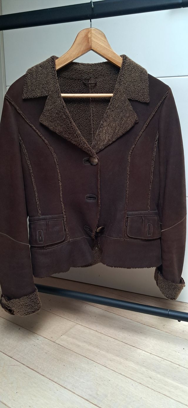 Cazadora marrón con borreguito