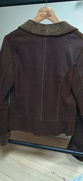 Cazadora marrón con borreguito