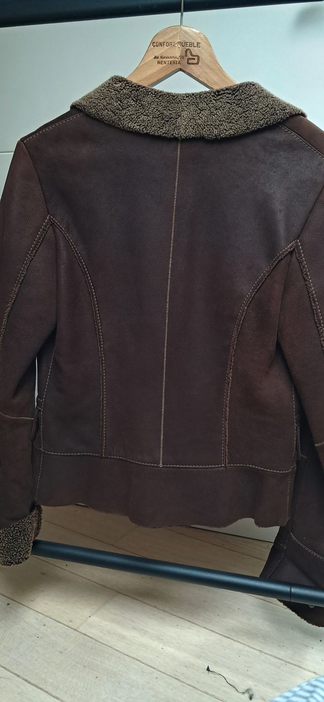 Cazadora marrón con borreguito