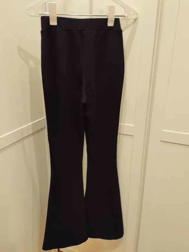 Pantalón campana Stradivarius negro