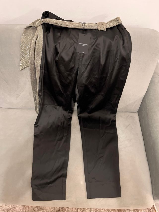 Pantalón Cortefiel negro con cinturón dorado
