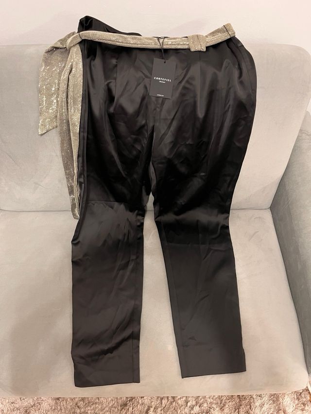 Pantalón Cortefiel negro con cinturón dorado