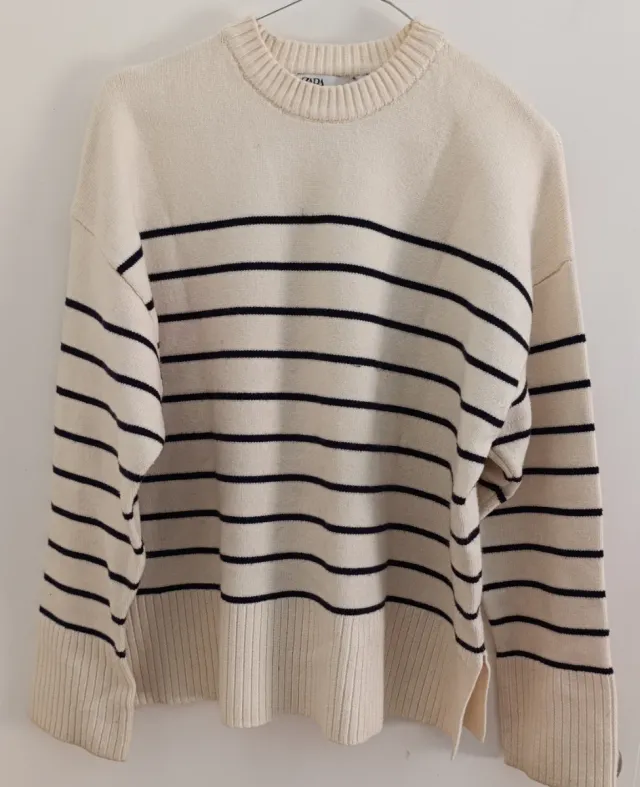 Jersey Zara rayas crema y azul marino.