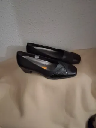 Zapatos negros de tacón bajo