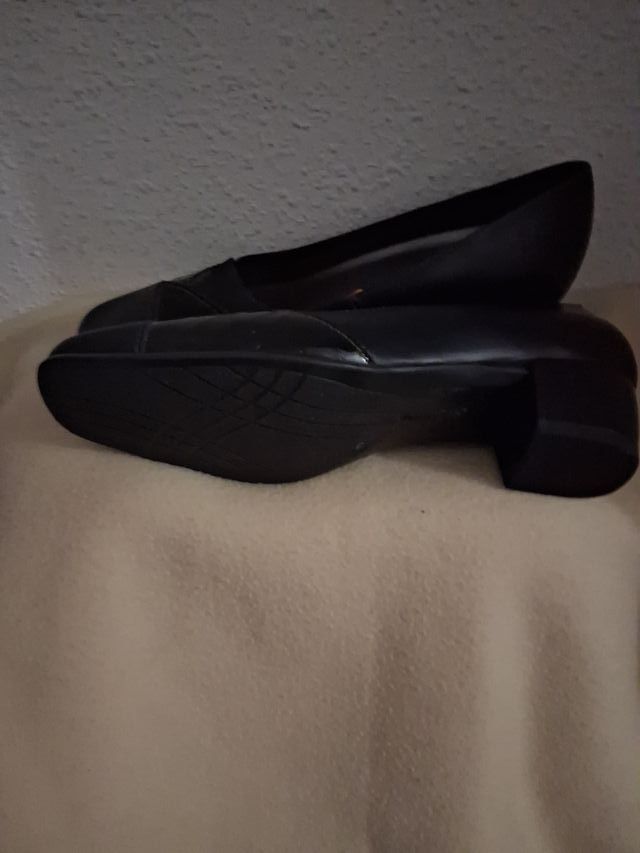 Zapatos negros de tacón bajo