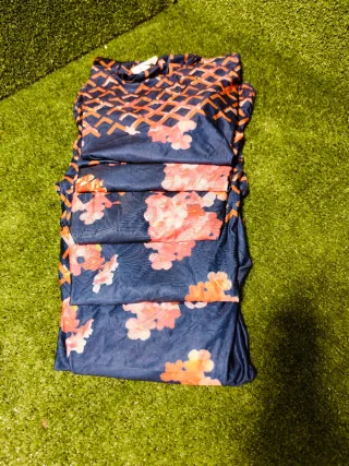 Lote Blusas azul con estampado floral y geométrico