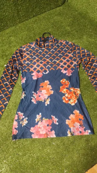 Lote Blusas azul con estampado floral y geométrico