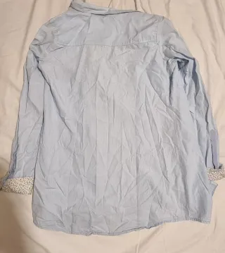 Camisa azul y blanca de manga larga