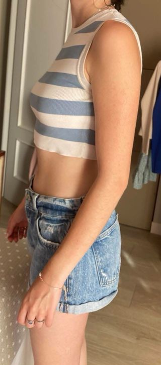 Short vaquero y top de rayas
