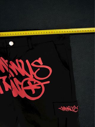 Pantaloni cargo neri con stampa rossa taglia M