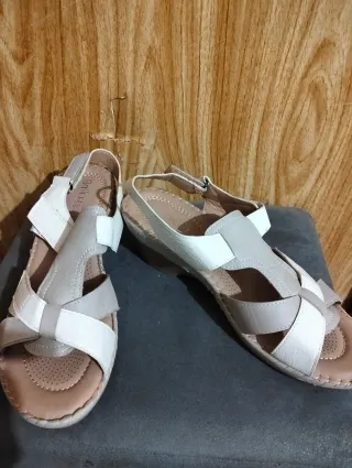 Sandalias mujer beige y blancas