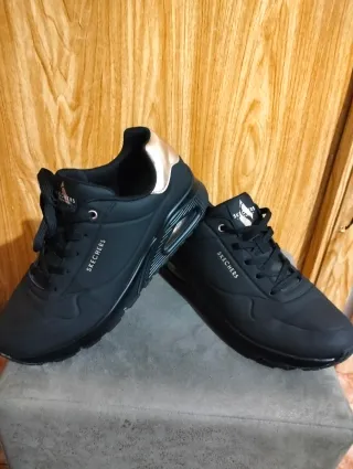 Skechers Negro con Detalles Dorados