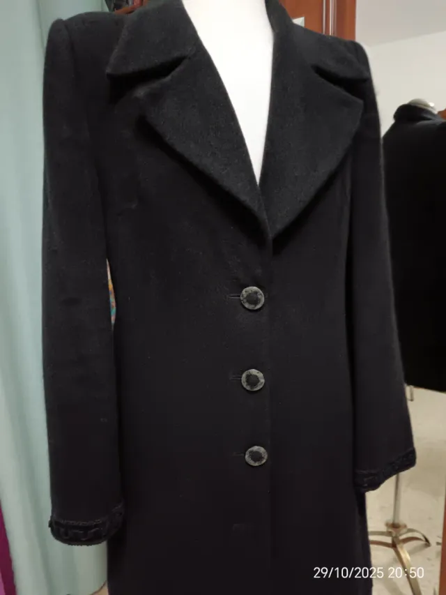 Elegante abrigo negro