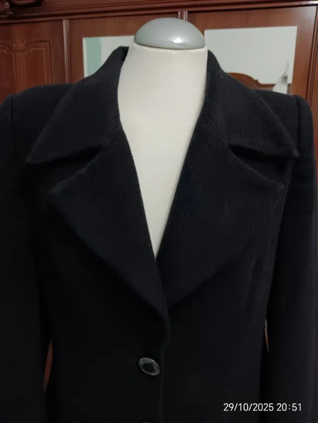 Elegante abrigo negro