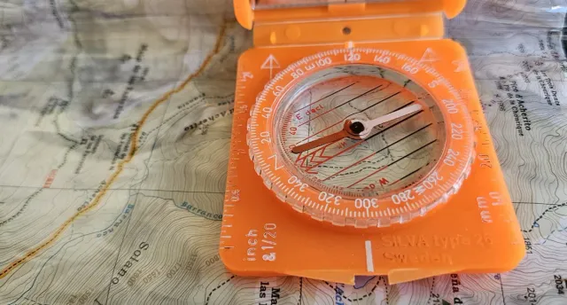 Brújula Silva clásica con espejo