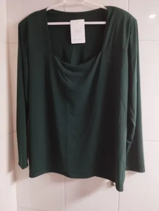 Preciosa camiseta para mujer con escote Reyna Ana