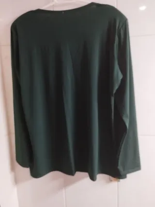 Preciosa camiseta para mujer con escote Reyna Ana