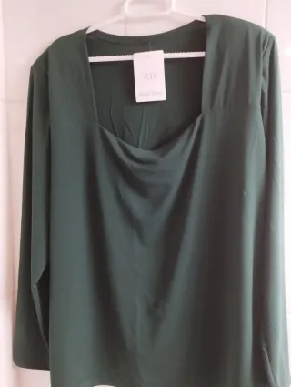 Preciosa camiseta para mujer con escote Reyna Ana