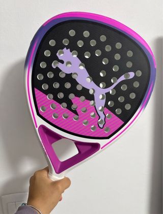 Pala de pádel Puma morada y rosa
