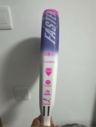 Pala de pádel Puma morada y rosa