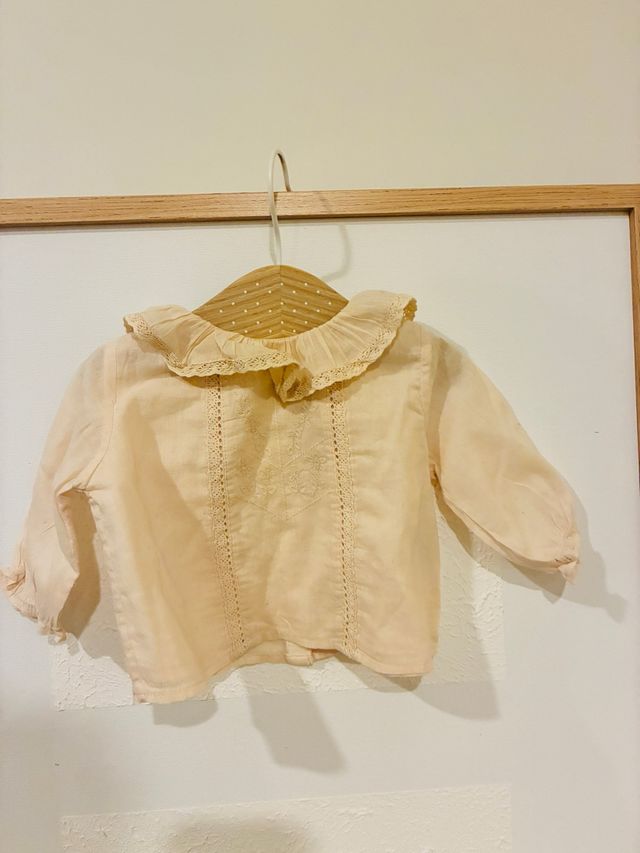 Camisa bebé niña con cuello volante