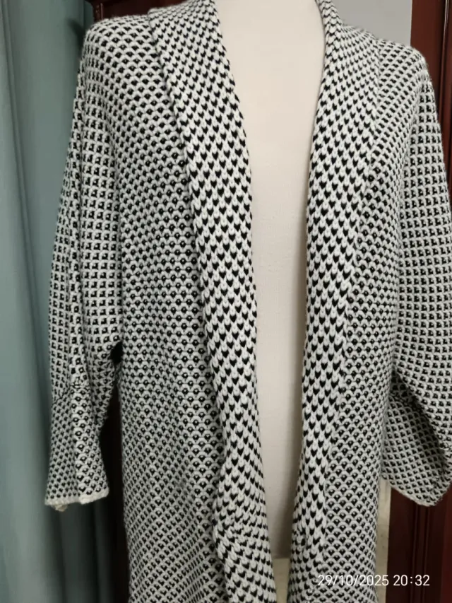 Rebeca de punto blanco y negro