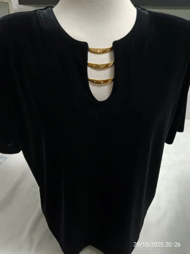 Blusa terciopelo negra con adornos dorados