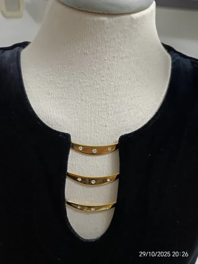 Blusa terciopelo negra con adornos dorados