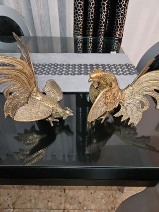 Preciosa pareja de gallos en bronce a