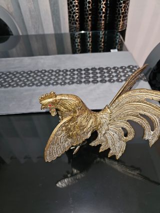 Preciosa pareja de gallos en bronce a